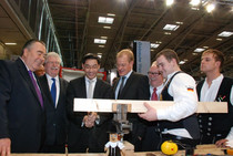 Zimmerer mit Minister Rösler beim Sägen